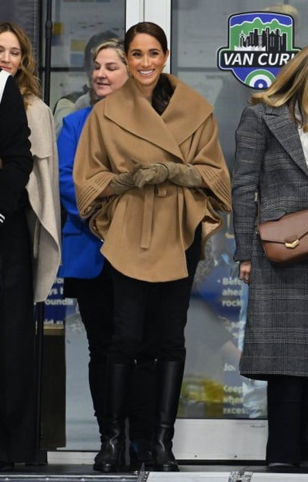 Meghan Markle Outfit, Co Riding Boots, Max Mara Long Gloves