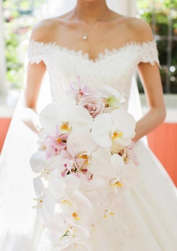 Bridal-Bouquet-In-White-And-Pink-1117880-3983712