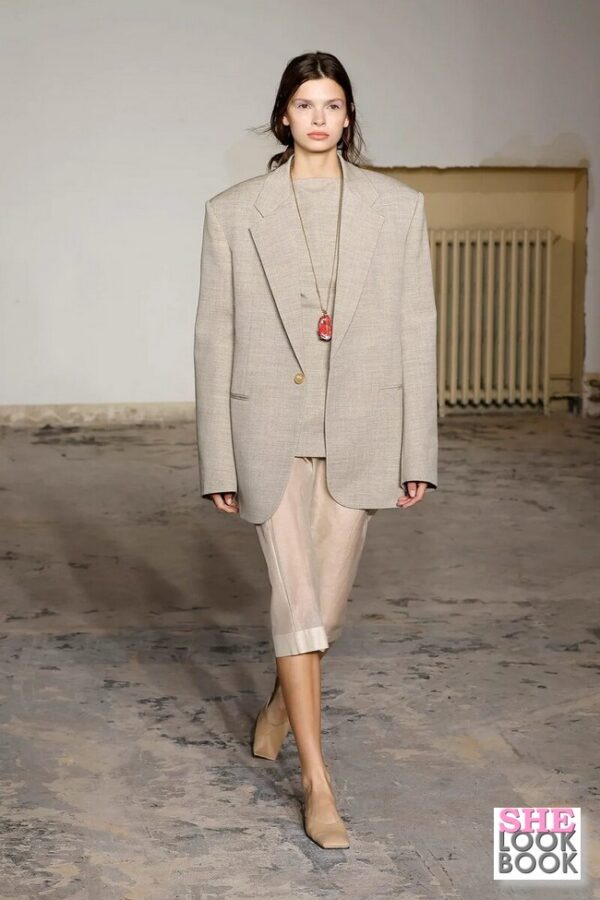 Oversized-Coat-With-Short-Pant-Sandals-Spring-Summer-Fashion-Show-By-Carven-1264123-5869226