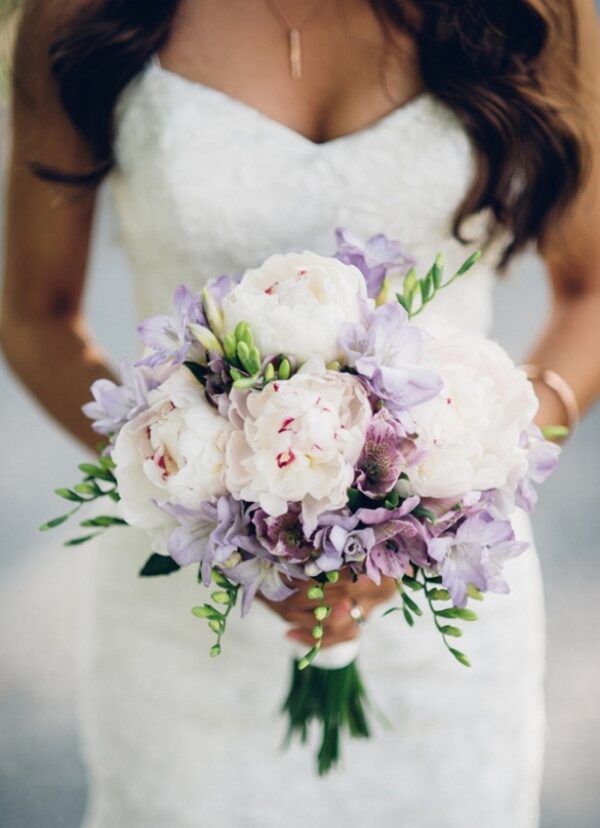 The-Wedding-Bouquets-In-Delicate-Colors-4008997-4870500