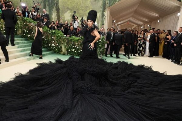 Cardi-B-Wore-A-Gorgeous-Black-Dress-Met-Gala-4048966-4942640