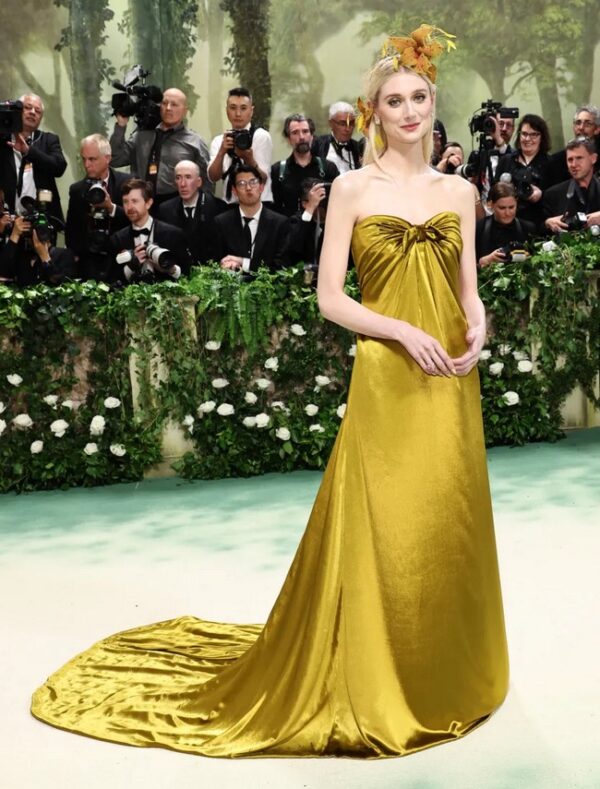 Elizabeth-Debicki-In-Corseted-Dress-Dior-Clad-Titania-With-Knee-Length-Hair-7454155-8119183