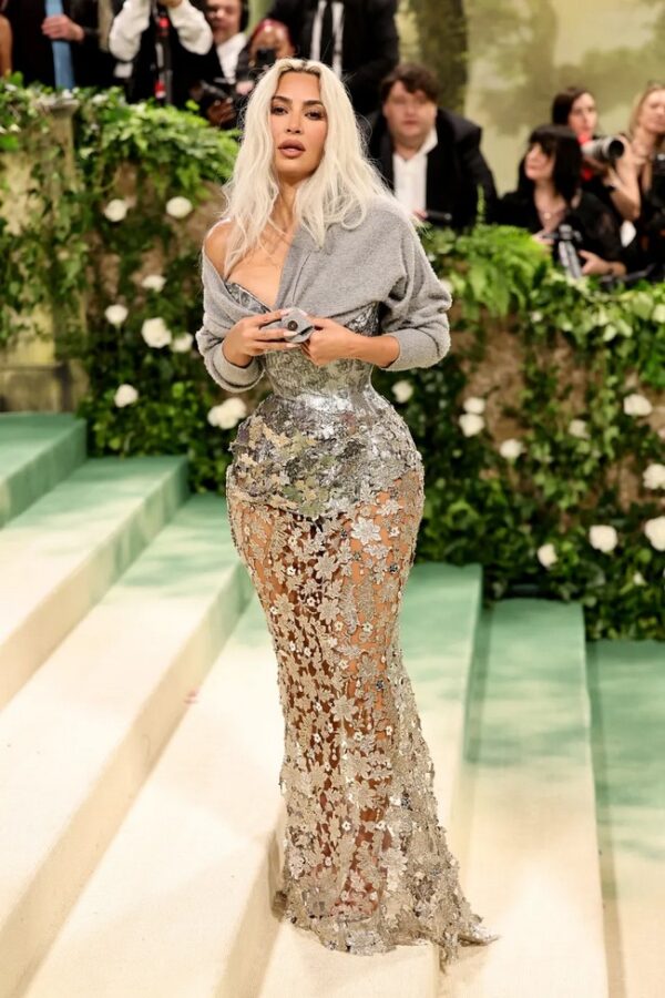 Kim-Kardashian-In-Curvy-Silver-Dress-Blonde-Hair-Met-Gala-9519188-6951364