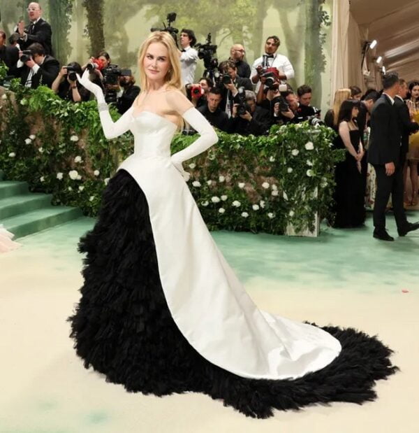 Nicole-Kidman-In-White-And-Black-Gown-By-Balenciaga-2222845-5534096