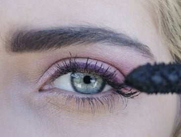 Easy-Eye-Makeup-To-Highlight-Your-Blue-Eyes-With-Eyeshadow-9642458-7296831