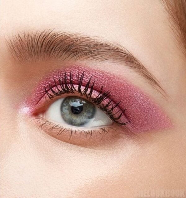 Eyelashes-With-Black-Or-Brown-Mascara-For-Blue-Eyes-Makeup-4834299-7587436