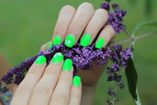 Pose Nail Polish Idea Green Nails Summer Color Trend