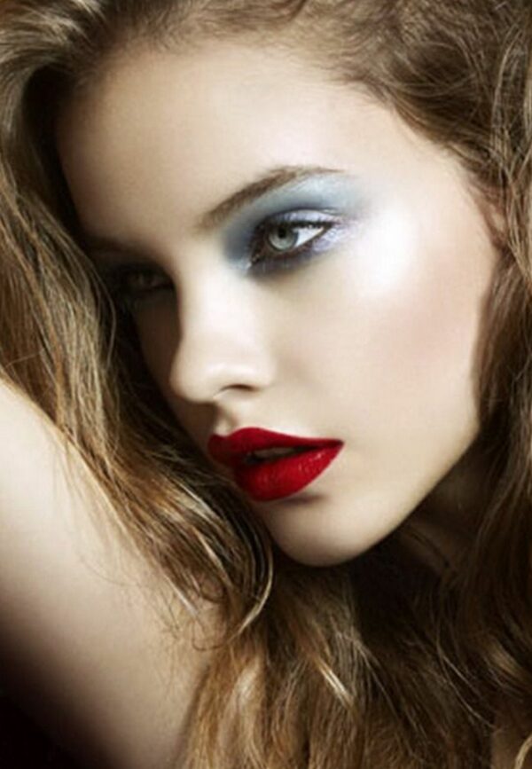 Smoky Makeup Green Eyes Red Lipstick White Skin Dark Blonde Hair