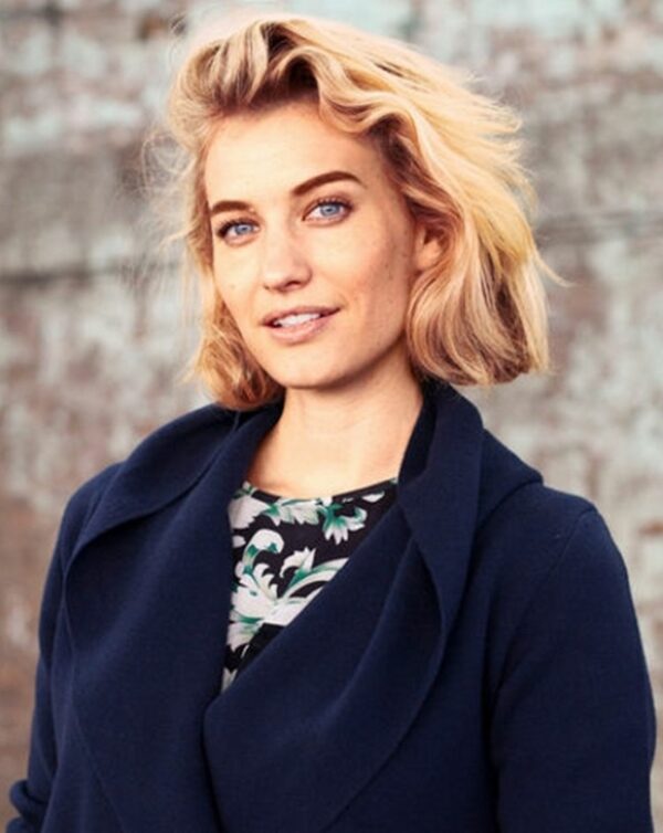 Trendy Mid-Short Blonde Women'S Hair With Blue Eyes